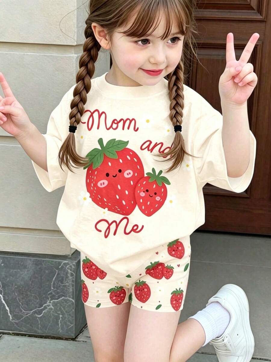 SHEIN Playful Pals 草莓印花数码图案,女童休闲短袖T恤短裤套装,舒适时尚。适合女孩四季穿着,可搭配居家、度假、节日服装,展现春日气息和夏日活力,是春夏穿搭的理想之选。这款休闲时尚的女童套装,春夏新款,尽显轻松时尚风格。 - 彩色 - 查看 1