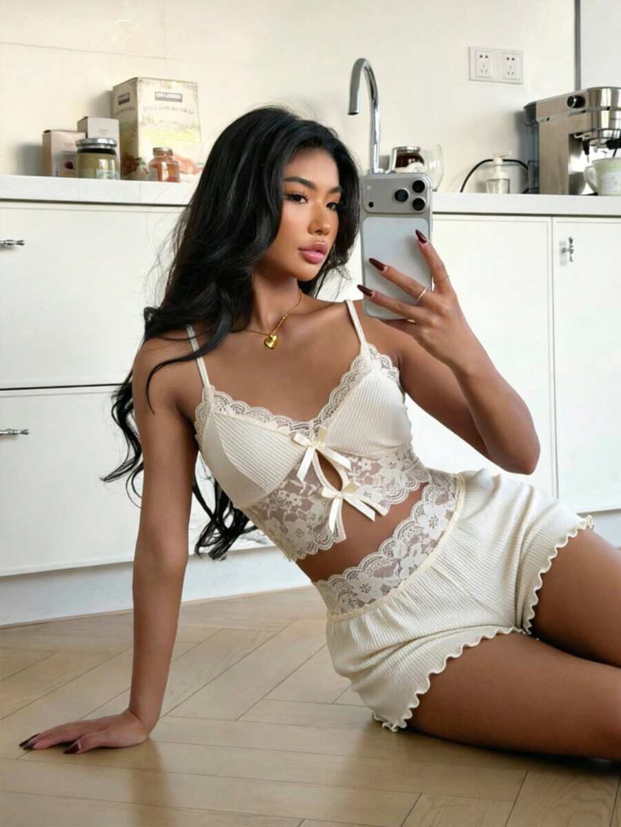 ZzzCrew Bộ đồ ngủ nữ dệt kim gân sọc 2 món, áo hai dây ren gợi cảm có điểm nhấn nơ kết hợp với quần short, đồ ngủ mùa hè. - Màu be - Xem 1