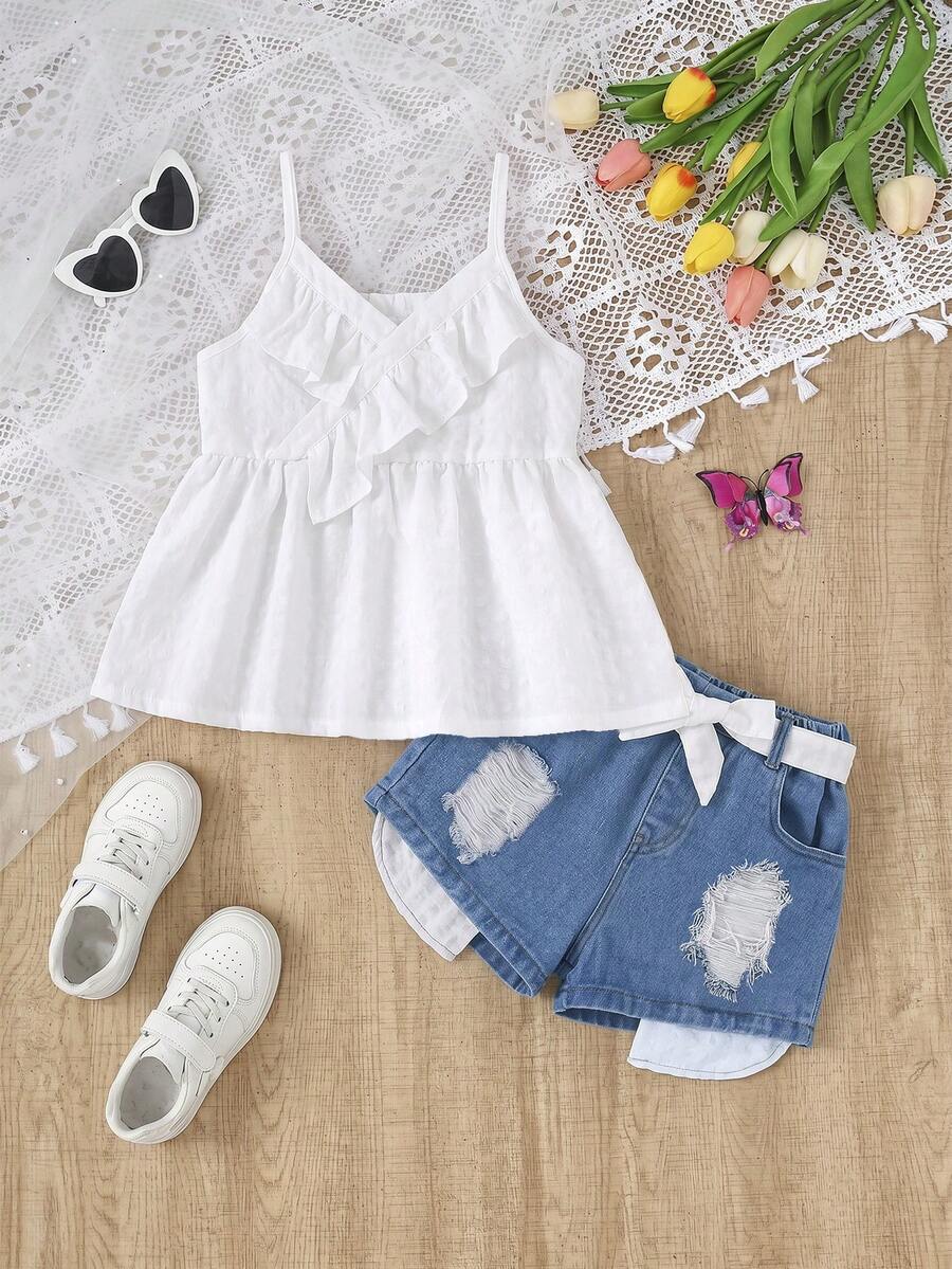 SHEIN Vintaside Kids 女童T恤套裝 2026夏季新品 時尚休閒風 清新白色格紋細肩帶上衣 + 中藍色牛仔短褲 不對稱荷葉邊設計 破洞下擺與露格紋內裡 蝴蝶結腰飾 A字版型 輕盈柔軟優質棉牛仔面料 親膚舒適 適合日常拍照、購物、出遊、派對、音樂節與度假