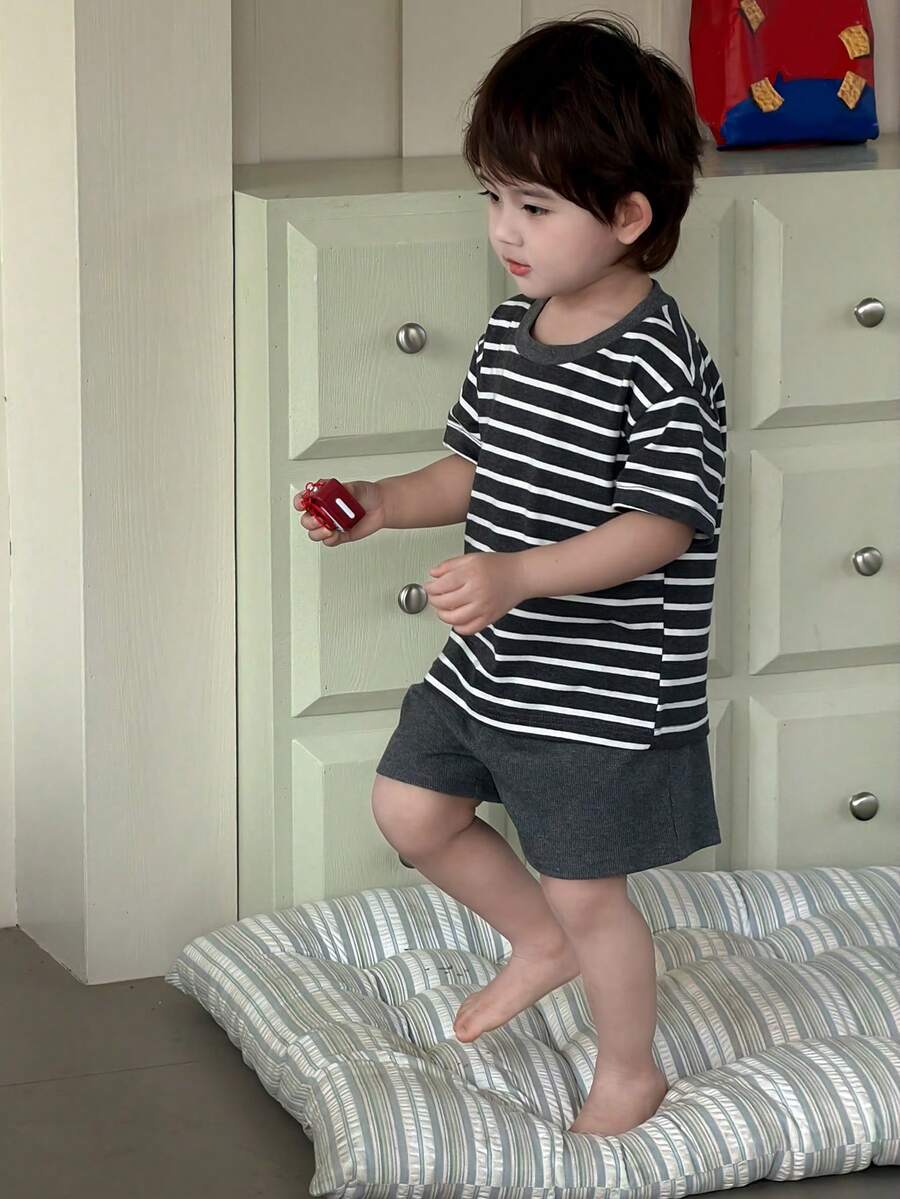DAZY 2件套幼儿男童圆领条纹韩版半袖T恤和宽松休闲短裤睡衣 - 灰色 - 查看 1