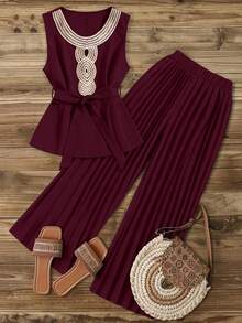 GlowEve CURVE Setelan 2 Potong Wanita Ukuran Besar: Blus Tanpa Lengan dengan Kerah Berkerut dan Celana Lipit - Burgundy - View 7