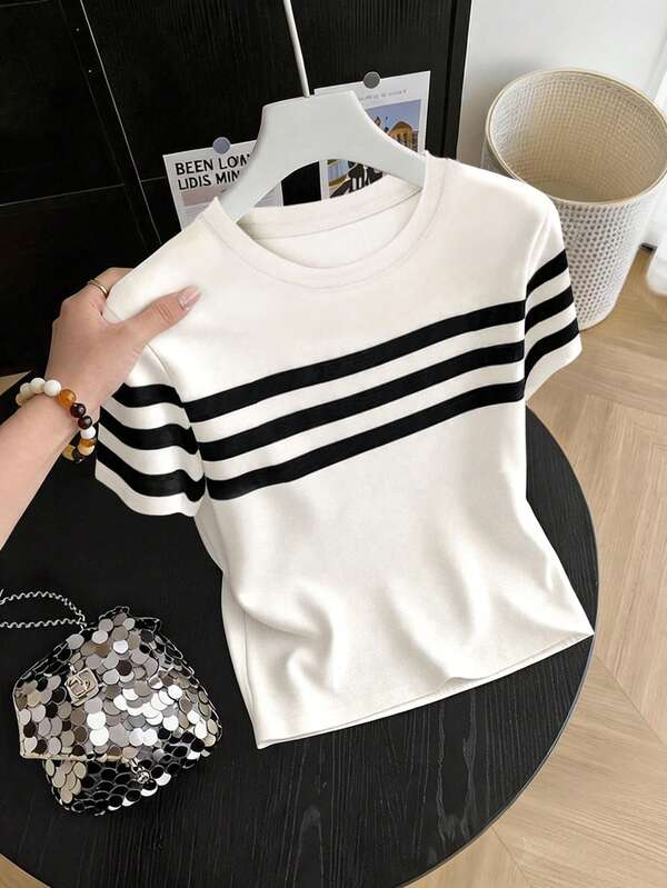 Resyla Top rayé, Top élégant, Tenues pour femmes, Top pour femmes, Débardeur décontracté, Maintenant, Hauts mode, Top à col contrasté, T-shirt minimaliste, Tenues pour sœurs, T-shirt confortable