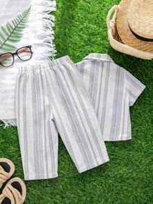 SHEIN 2 piezas Conjunto de camisa de manga corta con rayas verticales y pantalones rectos cómodos y versátiles para niños pequeños - Azul Marino - Ver 2