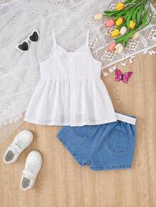 SHEIN Vintaside Kids 女童T恤套裝 2026夏季新品 時尚休閒風 清新白色格紋細肩帶上衣 + 中藍色牛仔短褲 不對稱荷葉邊設計 破洞下擺與露格紋內裡 蝴蝶結腰飾 A字版型 輕盈柔軟優質棉牛仔面料 親膚舒適 適合日常拍照、購物、出遊、派對、音樂節與度假 - 白色 - 查看 3