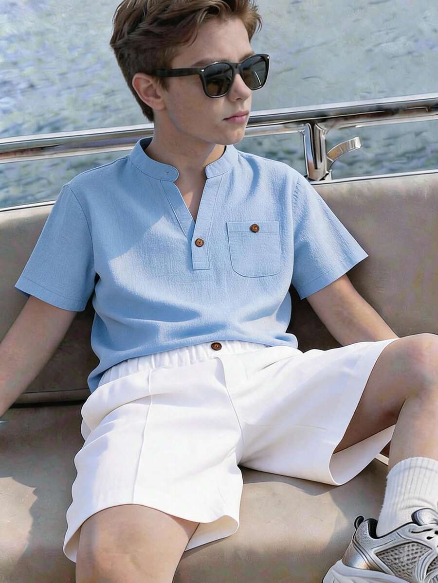 SHEIN 儿童两件套青少年男童休闲V领短袖衬衫短裤套装，舒适时尚，百搭柔软面料，适合日常穿着、上学、郊游、音乐节、假期、派对、夏季海滩度假等场合。男童蓝色短裤套装，男童亚麻套装，男童天蓝色和白色套装，男童夏季学院风套装。