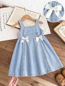 SHEIN Genkimix Kids 少女牛仔洋裝，白色3D收腰設計，柔軟棉質休閒款，時尚百搭舒適日常穿搭，甜美簡約，後拉鍊收腰寬下擺淺色水洗牛仔藍中長洋裝，適合休閒度假與多種日常場合 - 淺色水洗藍 - 查看 3