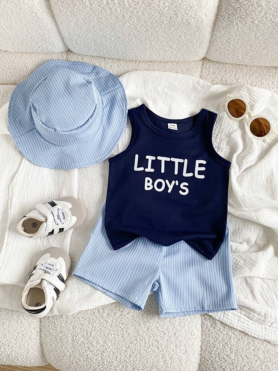 SHEIN Playful Pals Conjunto de 3 piezas de verano para niño: Camiseta de tirantes blanca con estampado de letras a la moda, pantalones cortos de playa con estampado de palmeras, gorra a juego, adecuado para vacaciones en la playa, uso diario casual y actividades al aire libre - Azul - Ver 1