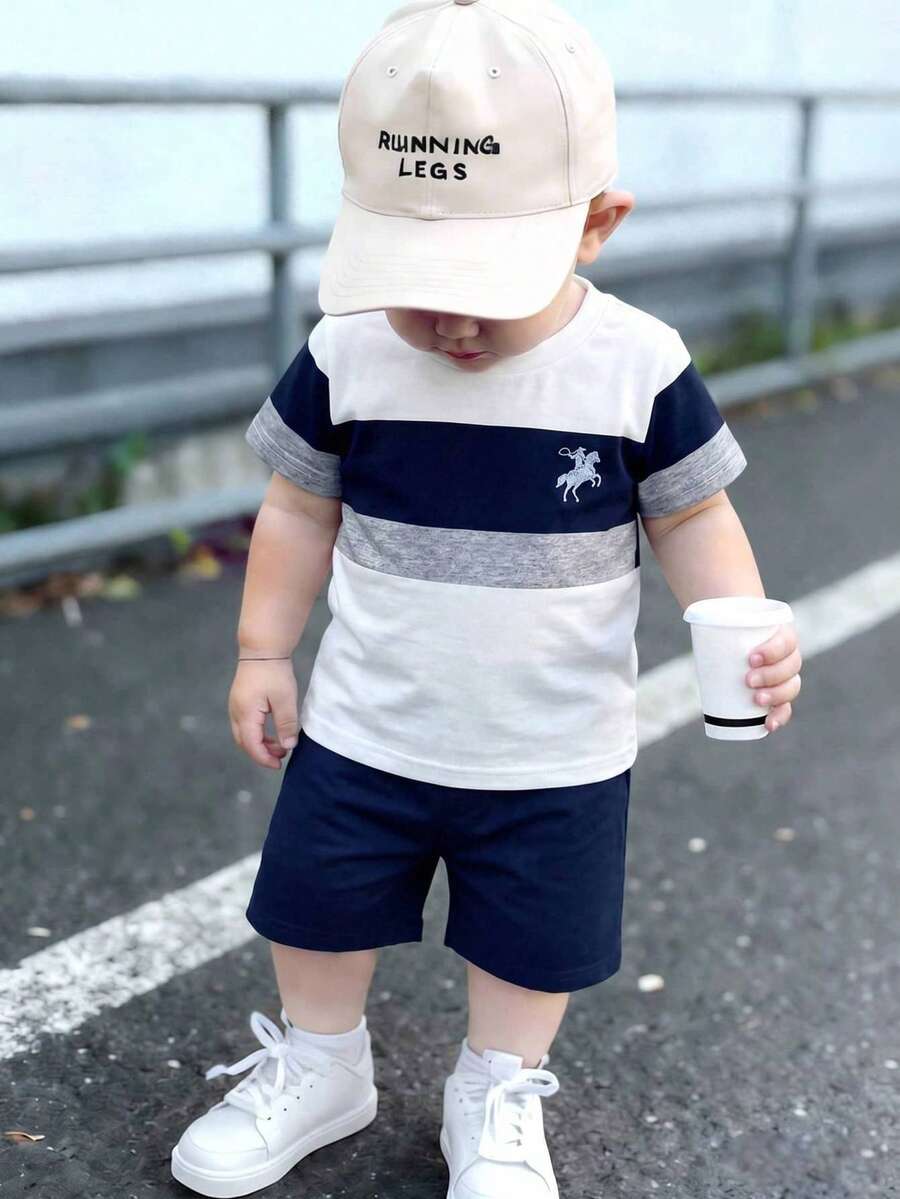 SHEIN Streecool Kids 2件套男童骑士印花撞色短袖T恤和短裤,休闲日常穿着 - 藏蓝色 - 查看 1