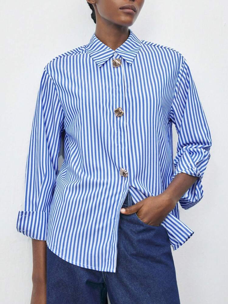 SHEIN Maija Camisa de mujer de manga larga con botones y diseño de rayas, con un corte slim que combina un diseño de rayas minimalista y elegante, con un estilo urbano capaz y de moda. Adecuada para el otoño, una opción ideal para salir, ir al trabajo o eventos sociales diarios. Cómoda y versátil, se puede combinar fácilmente con vaqueros o faldas para un look elegante.