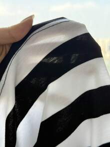 SHEIN 少女休闲校园风黑白条纹撞色领针织修身短款上衣，饰有撞色滚边和刺绣logo，Polo衫设计，儿童返校套装 - 黑與白 - 查看 8