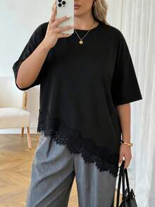 SHEIN Tall CURVE CURVE 大尺碼女款高身長黑色蕾絲拼接不對稱下擺T恤，休閒日常上衣，適合秋冬夏季 - 黑色 - 查看 5
