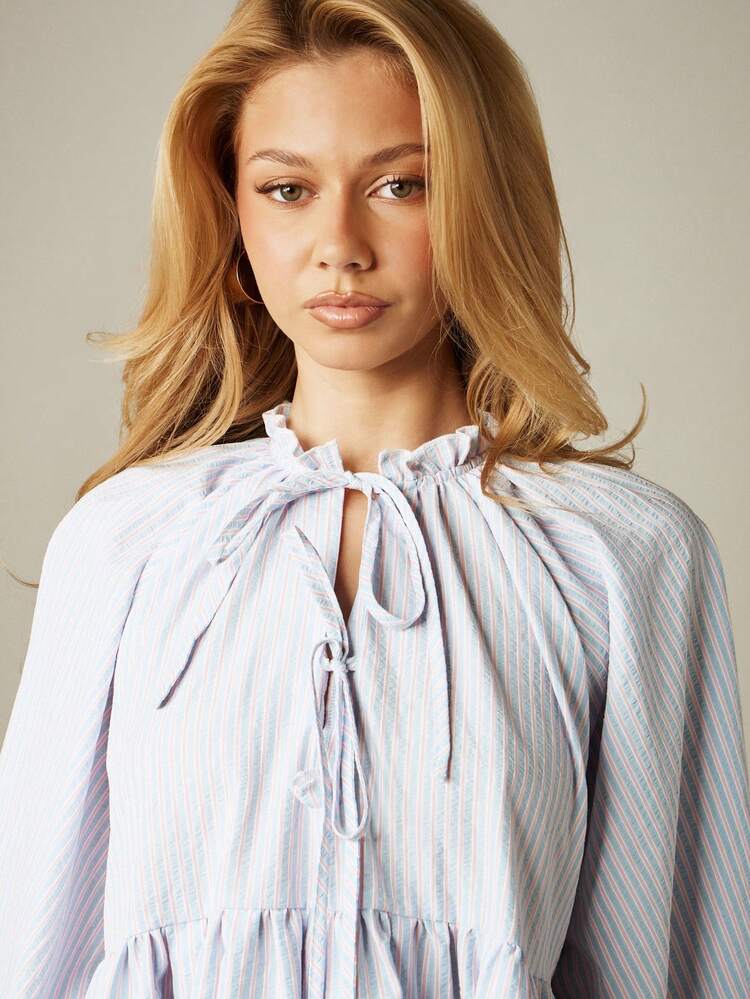 MISSGUIDED Mini abito babydoll a righe con laccetti sul davanti e maniche a palloncino.