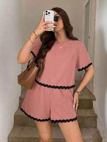 Easowa Curve 两件套加大码女式拼接波浪纹带返校套装，女式修身短袖上衣和短裤，适合秋季返校节、商务休闲等各种场合，适合身材丰满的女性。 - 藕粉色 - 查看 4
