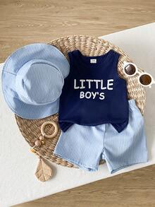 SHEIN Playful Pals Conjunto de 3 piezas de verano para niño: Camiseta de tirantes blanca con estampado de letras a la moda, pantalones cortos de playa con estampado de palmeras, gorra a juego, adecuado para vacaciones en la playa, uso diario casual y actividades al aire libre - Azul - Ver 6