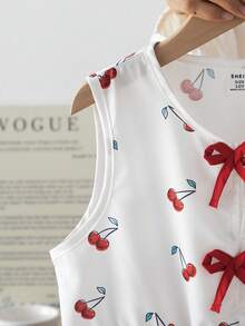 SHEIN Vintaside Kids 2件組櫻桃印花青少年女孩套裝，無袖收腰短版上衣搭配寬腿長褲。白色上衣印有俏皮櫻桃圖案，飾有3個紅色蝴蝶結與荷葉邊下襬，搭配紅色寬鬆寬腿長褲。整體風格清新甜美，適合日常出遊、週末旅行與休閒聚會，打造時尚活潑的夏季造型。 - 紅色 - 查看 7