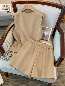 GlowEve CURVE Damen Große Größen minimalistisches Trägertop mit Bindedetail und lässiger asymmetrischer Saum Mini-Rock 2 Stücke Set - Khaki - Übersicht 2
