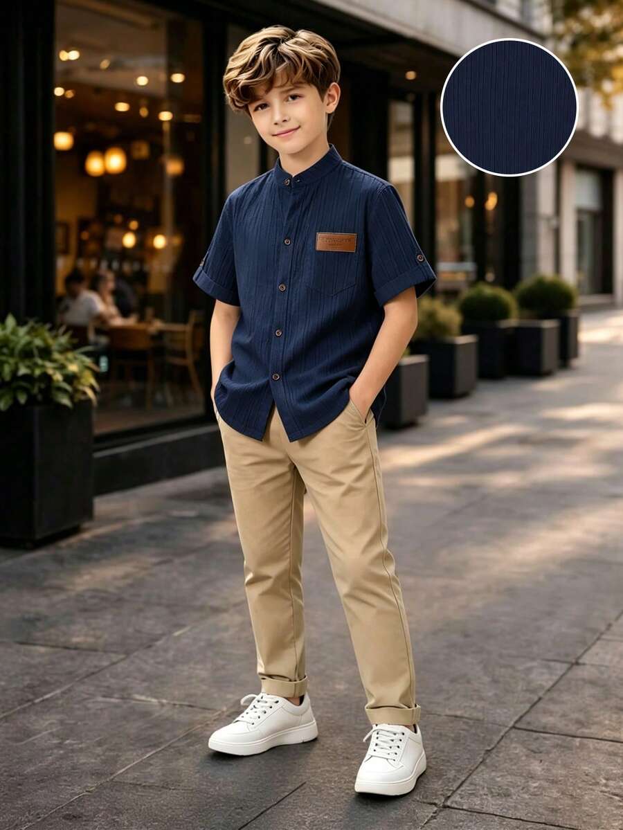 SHEIN قميص أزرق نيلي مخطط ذو ملمس مع بنطلون بيج مناسب للأطفال الأكبر سناً، مناسب للارتداء اليومي، الأنشطة الخارجية، التنقل، المدرسة، الرحلات القصيرة، العطلات، السفر، الزفاف، الحفلات الرسمية، التخرج