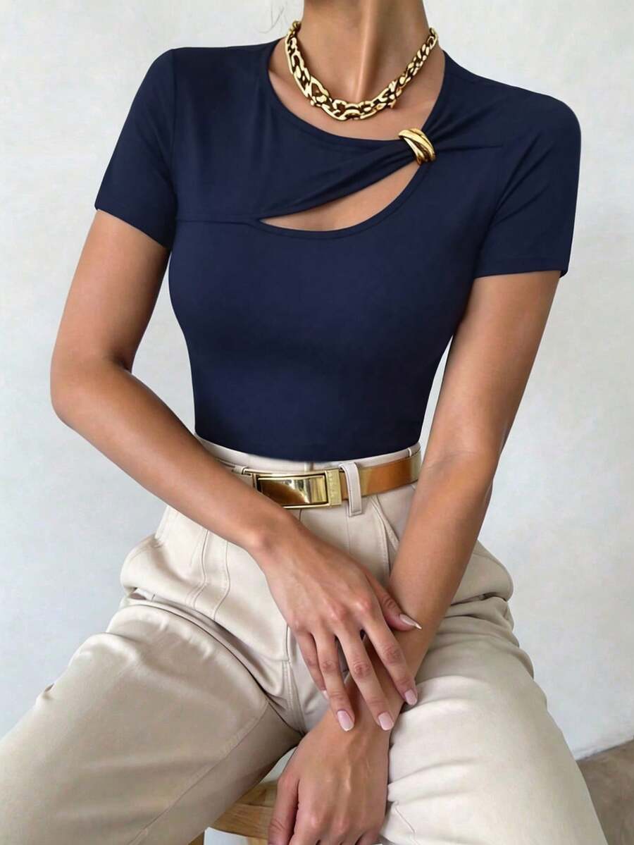 SHEIN Raffinéa Atasan Wanita Seksi Berlubang dengan Dekorasi Logam dan Garis Leher Asimetris, Lengan Pendek Warna Hitam, Musim Semi/Panas - Navy Blue - View 1