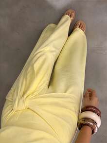 NOVVYNE Set de 2 piezas de top de tirantes con escote profundo y cadena de metal + pantalones anchos de pierna ancha con cintura retorcida, estilo de vacaciones de unicolor para mujer - Amarillo - Ver 7