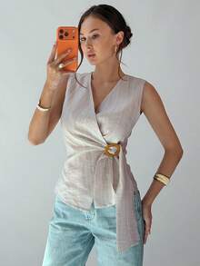 DAZY Camisa sin mangas con cuello en V y nudo asimétrico de tela texturizada, elegante blusa formal de verano para mujer - Gris Claro - Ver 5