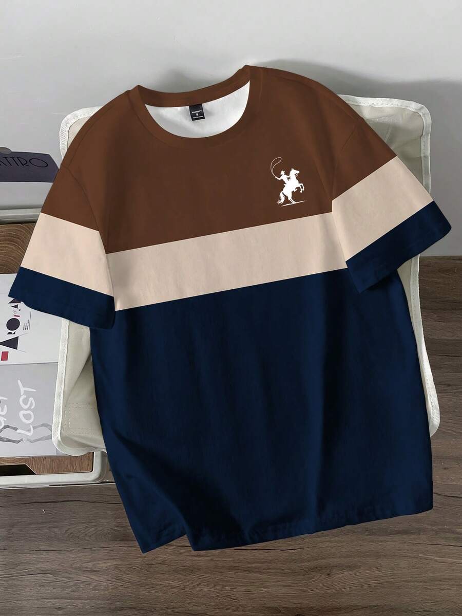 Manfinity Joysei Camiseta de manga corta con estampado de equitación de color de contraste y patchwork retro para hombres. El patchwork de color de contraste interpreta la estética clásica, mientras que el estampado de equitación muestra un estilo elegante de caballero, emanando un aspecto premium de manera effortless. - Blanco - Ver 1