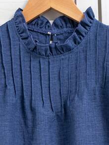 SHEIN 這是一套兩件組：一件花卉刺繡與荷葉邊短袖上衣，以及一件鬆緊腰帶的寬鬆直筒長褲，適合青少年女孩在夏天穿著。 - 藍色 - 查看 3