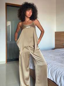 Livesso Bộ đồ ngủ hai dây in hình hoạt hình thoải mái dành cho nữ - Màu Khaki - Xem 10