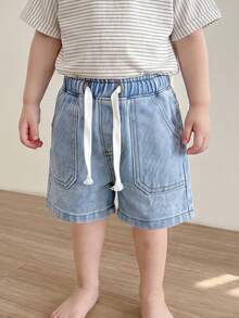 SHEIN Genkimix Kids 男童休闲柔软棉质牛仔短裤，松紧腰带配抽绳，宽松直筒裤型，前口袋，轻薄水洗蓝色牛仔短裤，适合夏季、度假和日常穿着。 - 藍色 - 查看 3