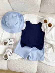 SHEIN Playful Pals Conjunto de 3 piezas de verano para niño: Camiseta de tirantes blanca con estampado de letras a la moda, pantalones cortos de playa con estampado de palmeras, gorra a juego, adecuado para vacaciones en la playa, uso diario casual y actividades al aire libre - Azul - Ver 2
