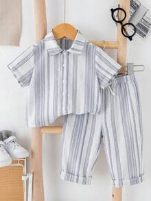 SHEIN 2 piezas Conjunto de camisa de manga corta con rayas verticales y pantalones rectos cómodos y versátiles para niños pequeños - Azul Marino - Ver 4