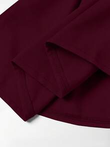 GlowEve CURVE Setelan 2 Potong Wanita Ukuran Besar: Blus Tanpa Lengan dengan Kerah Berkerut dan Celana Lipit - Burgundy - View 4