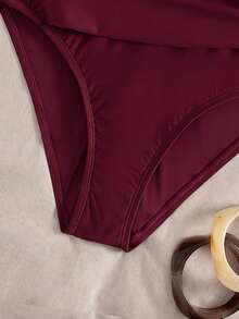 Bộ đồ bơi liền thân Swim Chiccia mới về, sang trọng, thanh lịch, màu nâu nhạt/nâu sữa, kiểu yếm, bikini cổ chữ V sâu gợi cảm với chi tiết nhẫn vàng đắt tiền, eo xếp ly giúp định hình vòng bụng, nơ buộc phía sau, kiểu cắt cao ôm sát, đồ bơi định hình vóc dáng, chất liệu mềm mại co giãn, thiết kế tối giản, phong cách retro Y2K Spice Hot Girl, đồ bơi tắm nắng cho kỳ nghỉ hè ở bãi biển, tiệc bể bơi, lễ hội âm nhạc, tiệc brunch ven biển nhiệt đới, kỳ nghỉ trên đảo ven biển & phong cách hiện đại. - Màu đỏ tím - Xem 10
