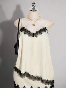SHEIN ICON 女款大尺碼黑白對比蕾絲拼接緞面細肩帶背心 - 白色 - 查看 11