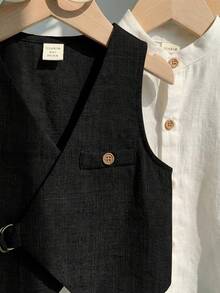 SHEIN 三件套可爱男宝宝休闲简约学院风套装，包含常规马甲、立领衬衫、可调节短袖和长裤，绅士西装，适合生日派对、晚宴、演出、婚礼、洗礼、开幕式等室内外场合，也适合日常穿着、运动、玩耍、聚会、拍照、度假、节日等。适合秋冬季节和春夏季节穿着。 - 彩色 - 查看 4