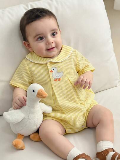 SHEIN Bộ romper ngắn tay sọc vàng thêu vịt dễ thương cho bé sơ sinh trai/gái unisex, bodysuit cho bé, trang phục cho bé, quần áo mùa hè cho bé