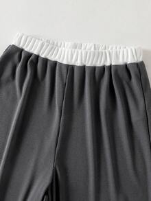 SHEIN 2件套少女春夏针织条纹撞色休闲修身基础款T恤和撞色腰部宽松口袋裤套装，少女休闲运动街头服饰，适合校园运动、返校、足球运动、户外舒适穿着。 - 深灰色 - 查看 5