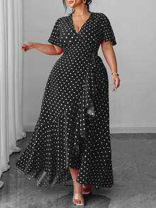 SHEIN CURVE+ فستان ملفوف بنقاط كبيرة مع ربطة الخصر، وحاشية مكسرة وشق جانبي للمقاسات الكبيرة - الأسود - مشاهدة 3