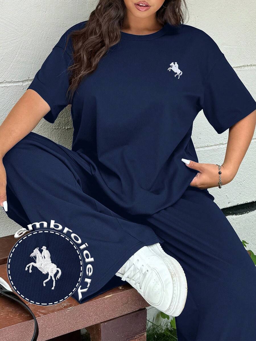 Solflare 海军蓝加大码女式多功能骑士刺绣圆领短袖T恤和休闲裤两件套 - 藏蓝色 - 查看 1