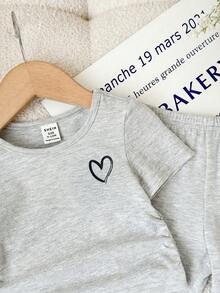 SHEIN Conjunto de 2 piezas de camiseta de manga corta con cuello redondo y patrón de corazón plisado, y pantalones acampanados para bebé niña de unicolor - Gris - Ver 4