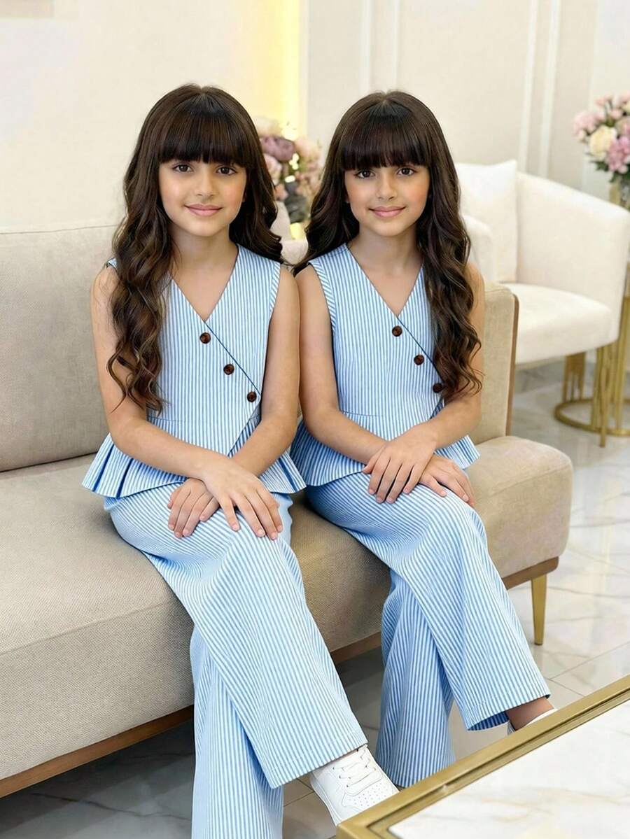 SHEIN Genkimix Kids 女童夏季新款蓝白条纹休闲无袖上衣+阔腿裤两件套,上衣采用V领斜扣设计,荷叶边下摆,适合夏季日常、上学、聚会、旅行、度假等场合。 - 藍色 - 查看 1