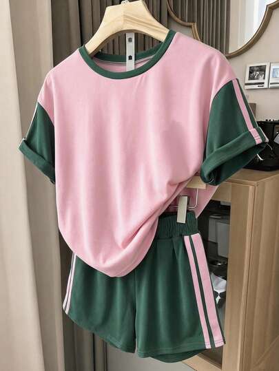 SHEIN 少女背心套装，夏季T恤短裤套装，运动风粉色和深绿色撞色设计，宽松版型，轻薄面料，适合日常穿着、休闲运动或搭配。