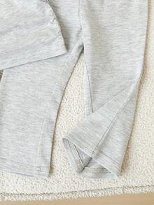 SHEIN Conjunto de 2 piezas de camiseta de manga corta con cuello redondo y patrón de corazón plisado, y pantalones acampanados para bebé niña de unicolor - Gris - Ver 5