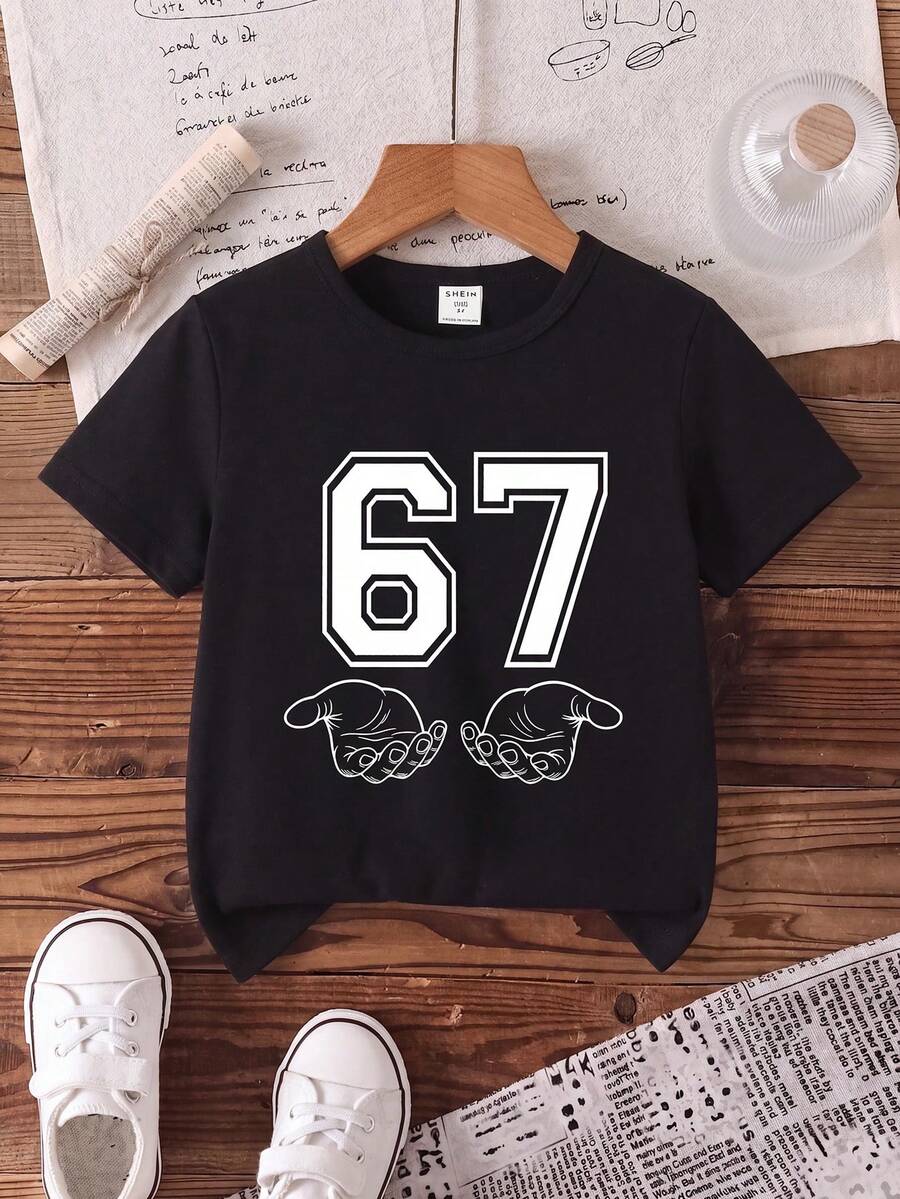 SHEIN Casuvi Kids 男童四季百搭休闲时尚创意个性清新简约精致数码67图案印花短袖T恤,舒适百搭,适合男童日常穿着 - 黑色 - 查看 1
