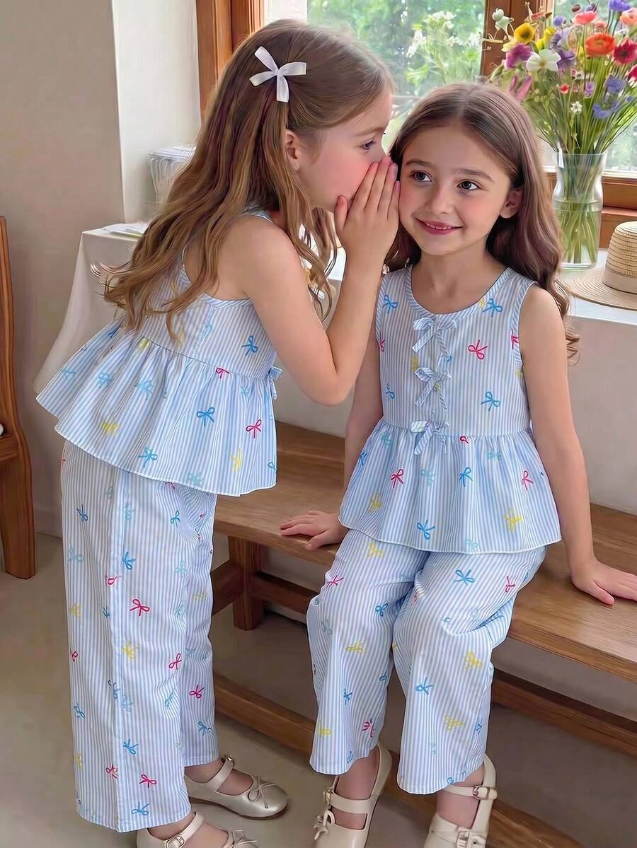 Souflis Souflis 2pcs/Set Pakaian Anak Perempuan Bergaris Biru & Putih, Atasan Tanpa Lengan dengan Hem Berkerut & Celana Panjang Lebar, Motif Pita Warna-warni, Cocok untuk Liburan Keluarga dan Piknik di Musim Panas - Biru - View 1