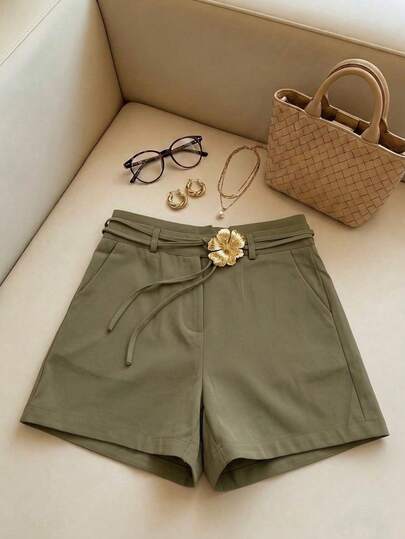Pantalones cortos de talle alto con detalle de hebilla floral y cinturón elástico, diseño elegante y cómodo para looks casuales y de ocio