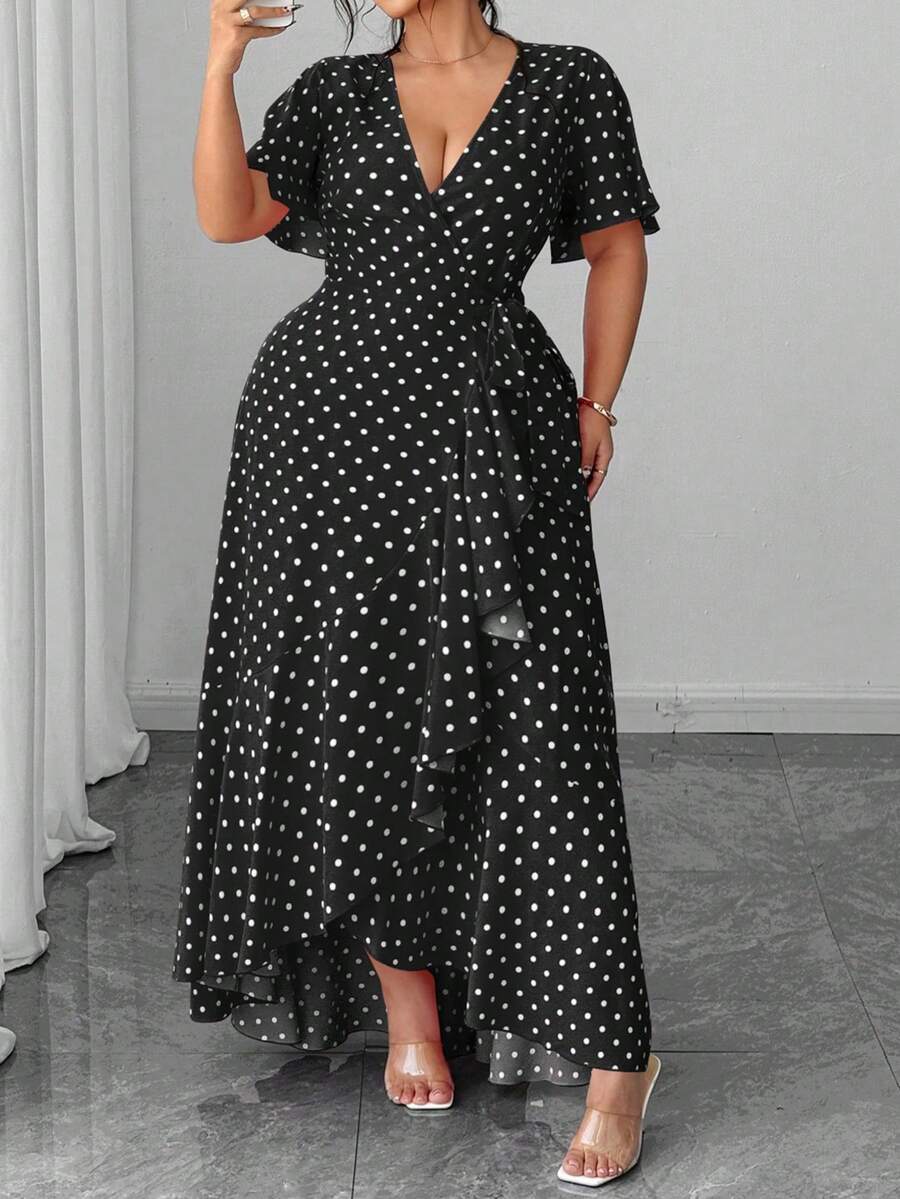SHEIN CURVE+ فستان ملفوف بنقاط كبيرة مع ربطة الخصر، وحاشية مكسرة وشق جانبي للمقاسات الكبيرة - الأسود - مشاهدة 1