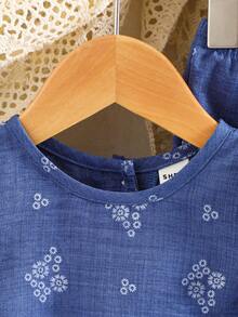 SHEIN Vintaside Kids 女婴休闲简约韩版套装，采用编织花卉印花纹理面料，后背白色纽扣设计，无袖圆领上衣搭配同款休闲裤，两件套，面料柔软舒适，适合女婴穿着，展现韩版简约、可爱、淑女的休闲风格，适合春夏日常玩耍、外出、聚会、度假等场合。 - 藍色 - 查看 9