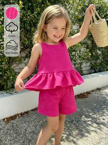 SHEIN Elladie kids 女童纯色玫红色荷叶边无袖上衣和短裤两件套。柔软舒适的褶皱面料。无袖圆领荷叶边上衣搭配同色系松紧腰短裤。亮丽的玫红色，散发休闲度假气息。柔软透气的面料，适合年轻女孩穿着。可爱时尚，适合日常穿着、派对、海滩旅行和夏季各种场合。 - 粉色 - 查看 10