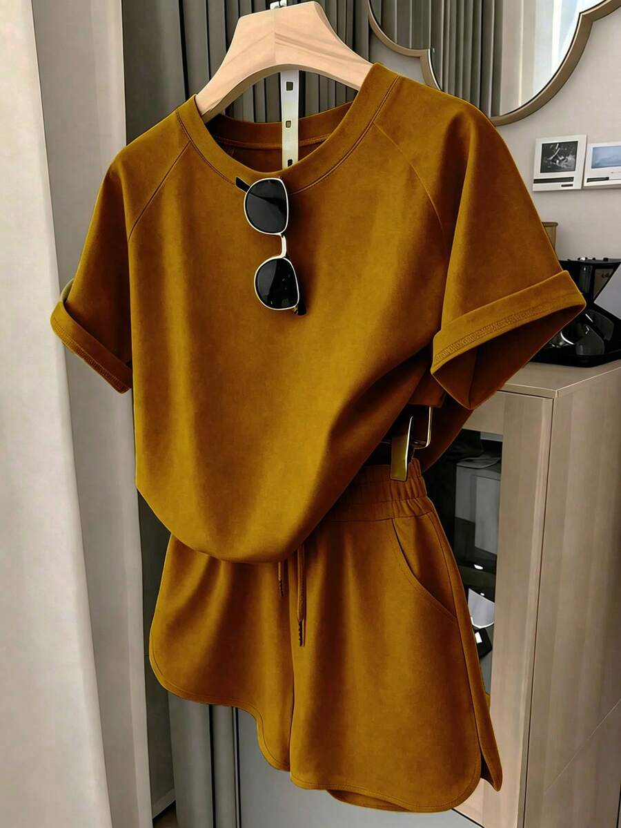 SuriyaCove 女士休闲纯色T恤短裤套装,简约设计,百搭实用,适合夏季外出,图案印花,优雅舒适,日常穿着,户外、购物、旅行皆宜。 - 薑色 - 查看 1