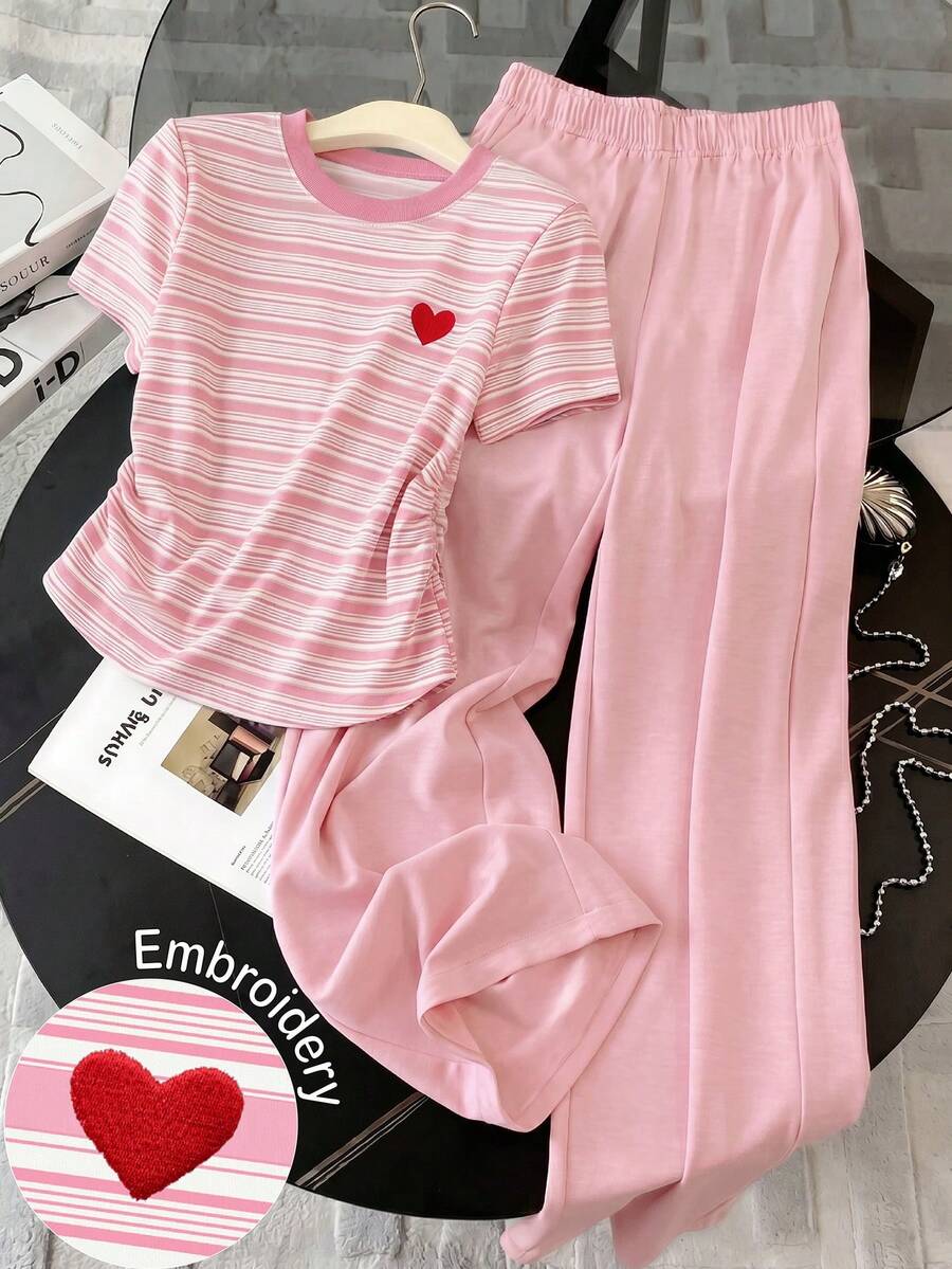 SHEIN 少女两件套夏季套装,粉白条纹褶皱T恤搭配高腰阔腿裤,可爱红色爱心刺绣休闲运动服,简约复古风,柔软舒适面料,适合早午餐约会、休闲上学日、度假休闲及日常穿着。 - 彩色 - 查看 1